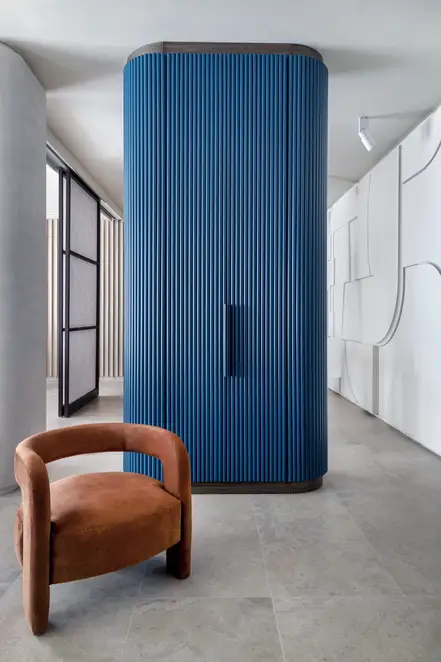 JUNG Brandstore Madrid, Sitzgelegenheit vor blau ummantelter Säule