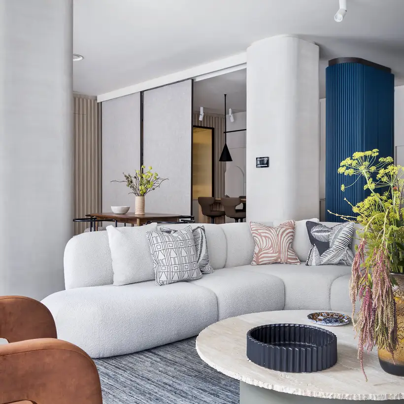 JUNG Brandstore Madrid, offener Wohnbereich mit heller Eck-Couch