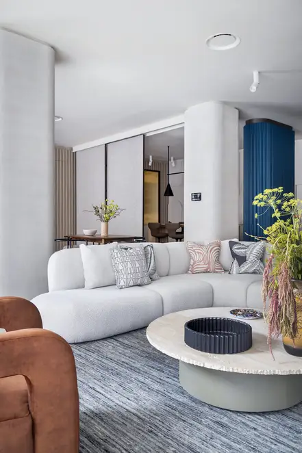 JUNG Brandstore Madrid, offener Wohnbereich mit heller Eck-Couch