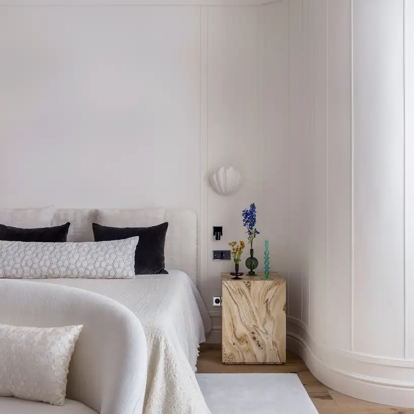 JUNG Brandstore Madrid, Schlafzimmer-Ambiente mit Couch im Anschnitt