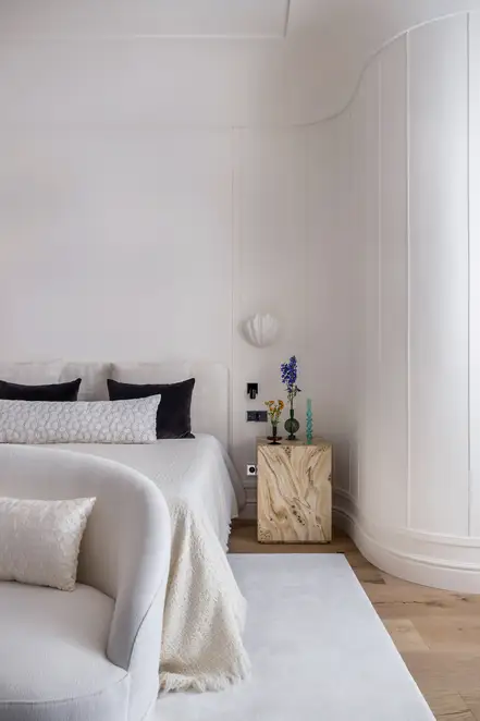 JUNG Brandstore Madrid, Schlafzimmer-Ambiente mit Couch im Anschnitt