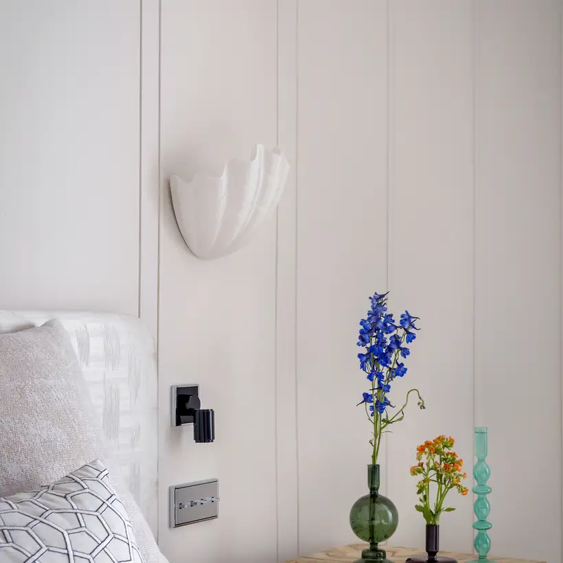 JUNG Brandstore Madrid, Schlafzimmer-Ambiente mit LS 1912 und Plug & Light LED-Strahler