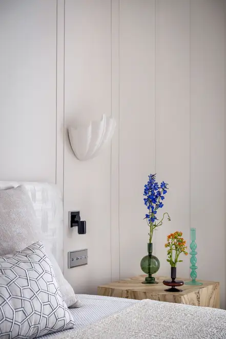 JUNG Brandstore Madrid, Schlafzimmer-Ambiente mit LS 1912 und Plug & Light LED-Strahler