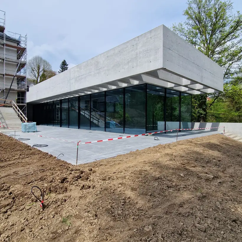 Baustellenansicht des Pavillons der Gründervilla in Schalksmühle, aufgenommen in leichter Perspektive von außen.