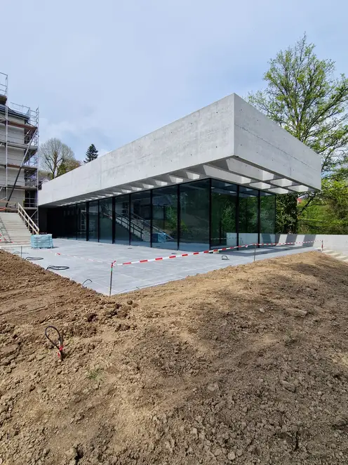 Baustellenansicht des Pavillons der Gründervilla in Schalksmühle, aufgenommen in leichter Perspektive von außen.